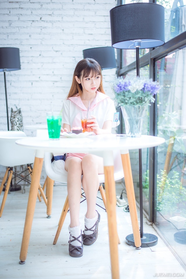 当众人警惕的来到营寨的时候，看着围在原本存放王印的房舍之外，一圈圈横七竖八的尸体以各种姿势倒在地上的时候，还是吃了一惊，不是因为死人，而是因为众人经过确认之后，这留在营寨里的四百人，竟然没有一个活口。
